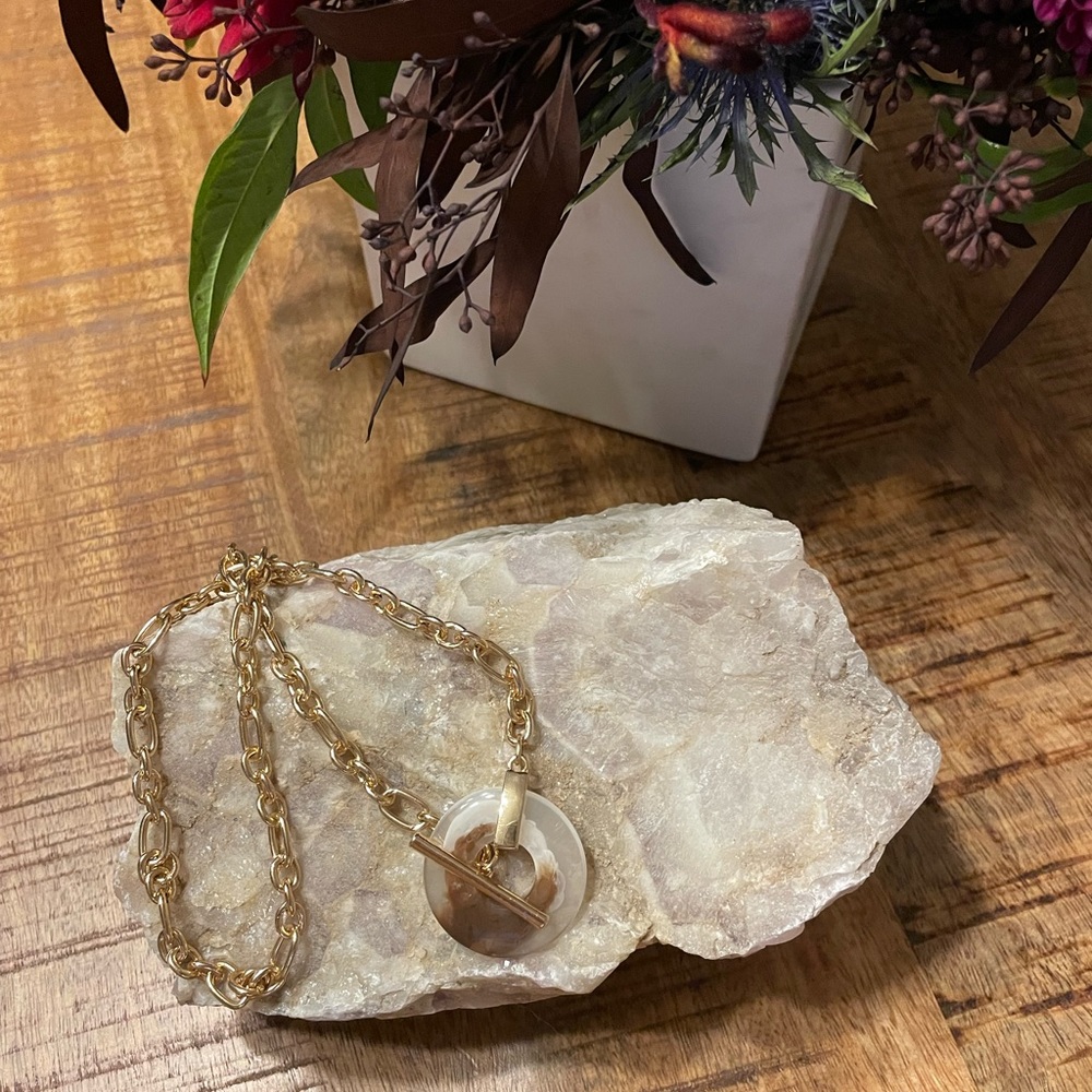 Unbranded toggle necklace